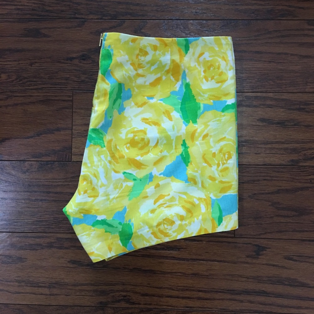 Lilly Pulitzer Women’s Yellow First Impression Shorts Size 10 Preppy Floral